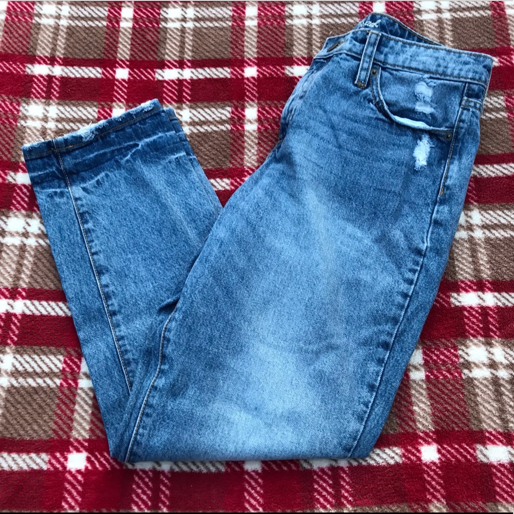Universal Thread Distressed Jeans - Picture 3 of 10